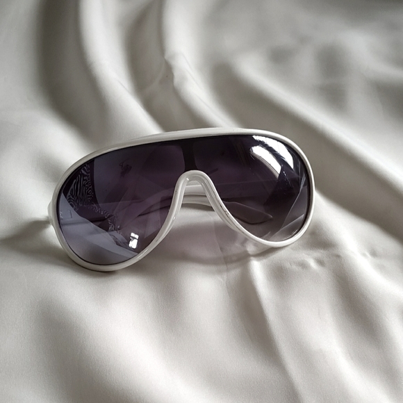 D&G inspired sunnies (Vintage) - Picture 2 of 11